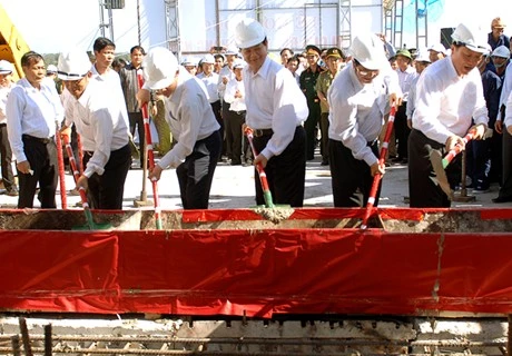 Le PM Nguyen Tan Dung à la cérémonie de jonction du pont Cua Dai (Source: baodientu.chinhphu.vn)